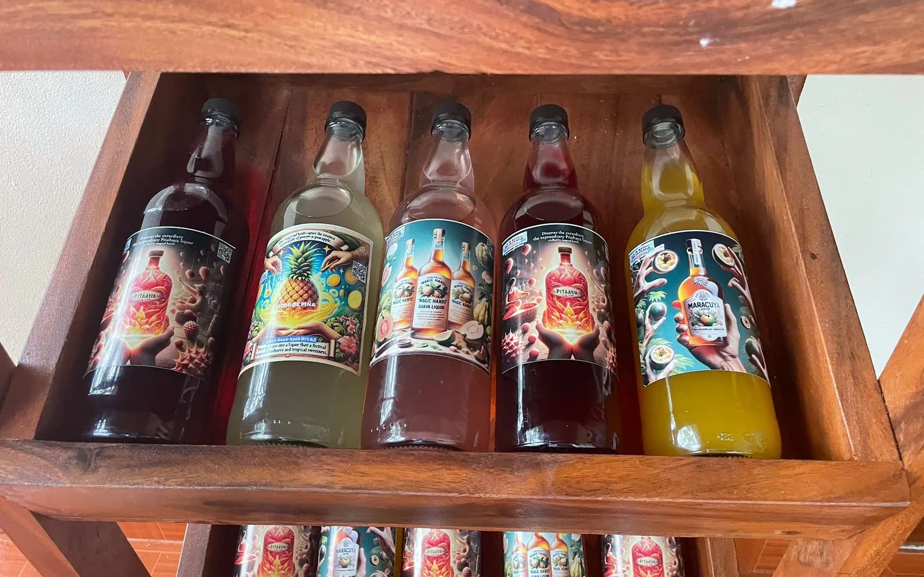 Botellas de licor artesanal de Manos Mágicas en un estante de madera